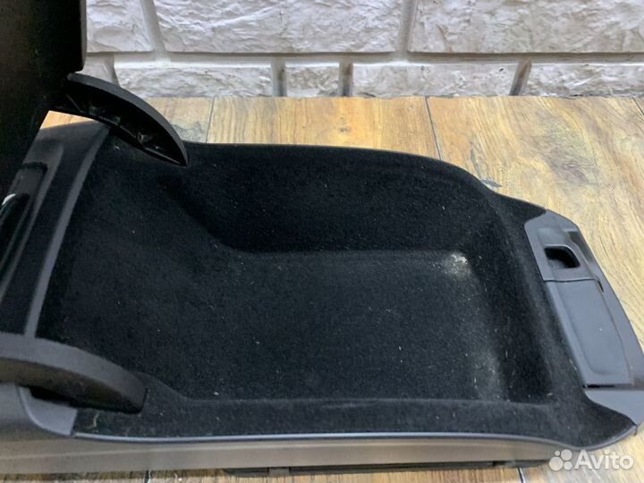 Opel zafira C Подлокотник