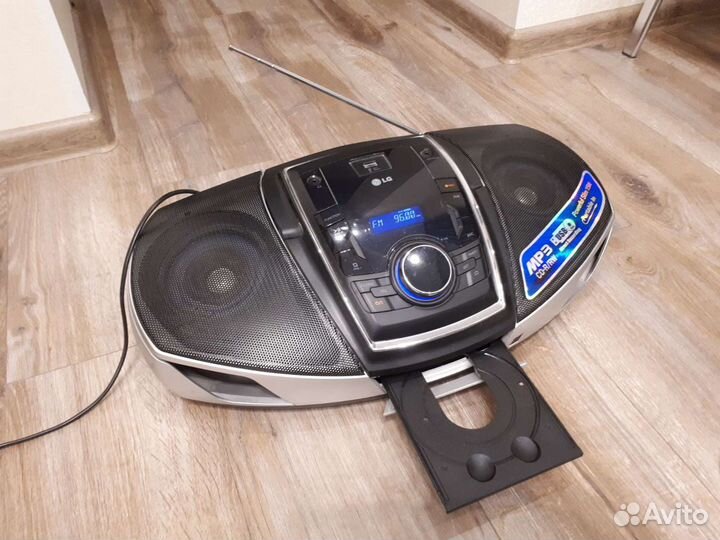 Аудиомагнитола LG SB74