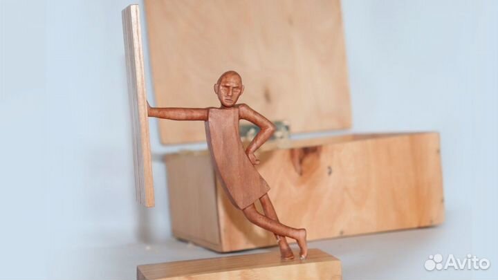 Фигурка деревянная для интерьера с коробкой