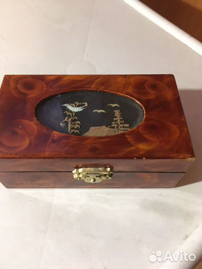Маленькая старинная шкатулка