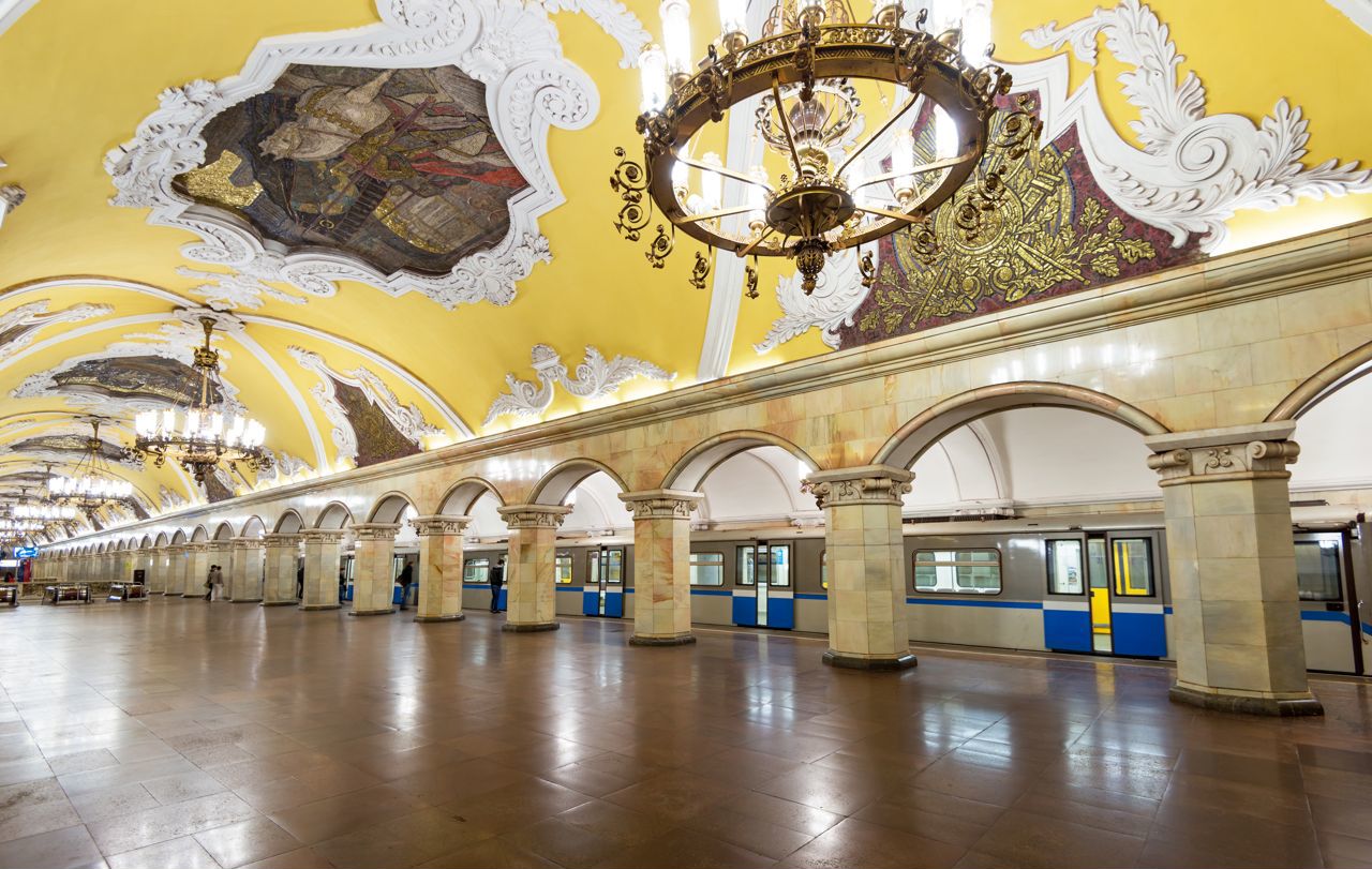 Какую станцию москвичи назвали самой красивой. Станция метро Комсомольская Москва. Станция Комсомольская Кольцевая. Московский метрополитен станция Комсомольская. Таганская (станция метро, Кольцевая линия).