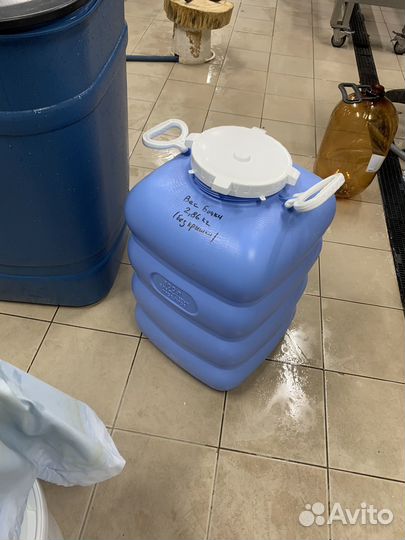 Бак для воды, бочка, фляга, емкость