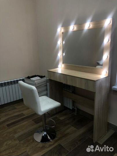 Гримерный столик с лампочками