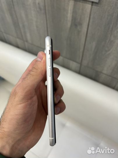 Телефон iPhone XR белый
