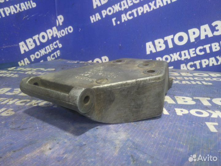 Кронштейн гидроусилителя руля Audi 80 седан 1995