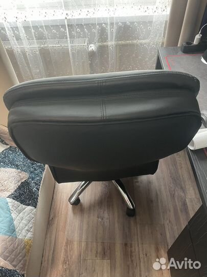 Офисное кожаное кресло бу