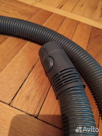 Шланг от пылесоса и контейнер от пылесоса