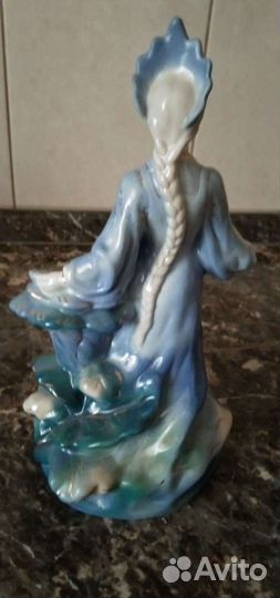 Фарфоровая статуэтка