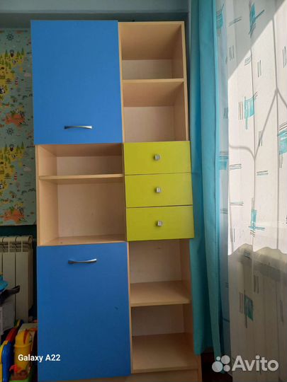 Компьютерный стол и книжный шкаф