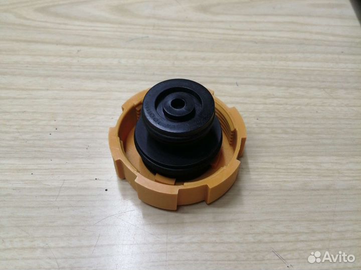 Крышка расширительного бачка Opel Astra H Zafira B