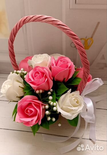 Букет из мыльных цветов в корзине