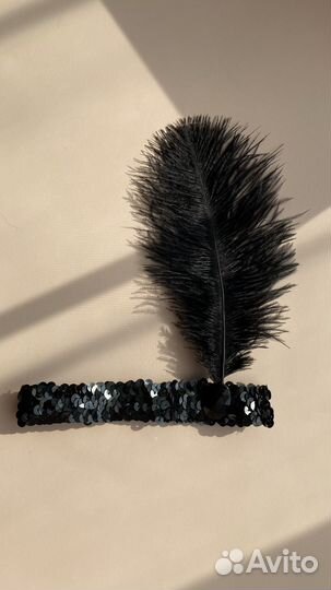Повязка на голову с пером черная
