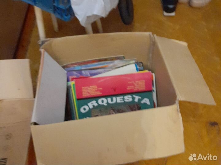 Коробка виниловых пластинок