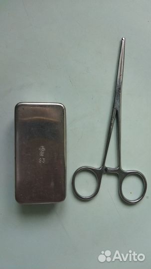 Ножницы и шприц медицинские