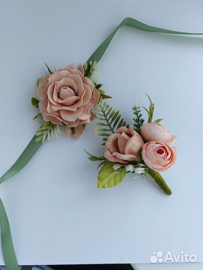 Бутоньерки для жениха и подружки