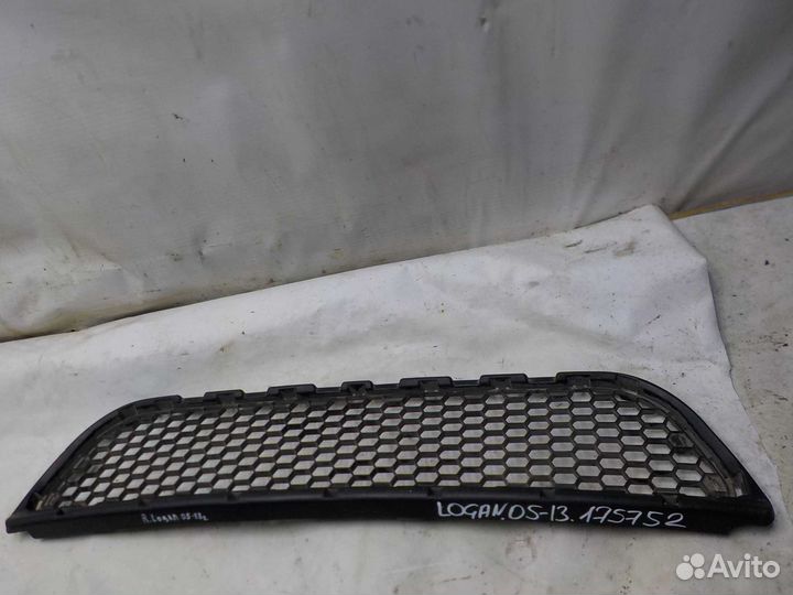 Решетка бампера renault logan передняя