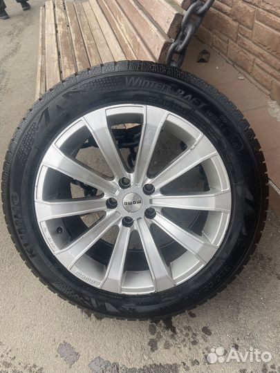 Momo North Pole W2 235/55 R18