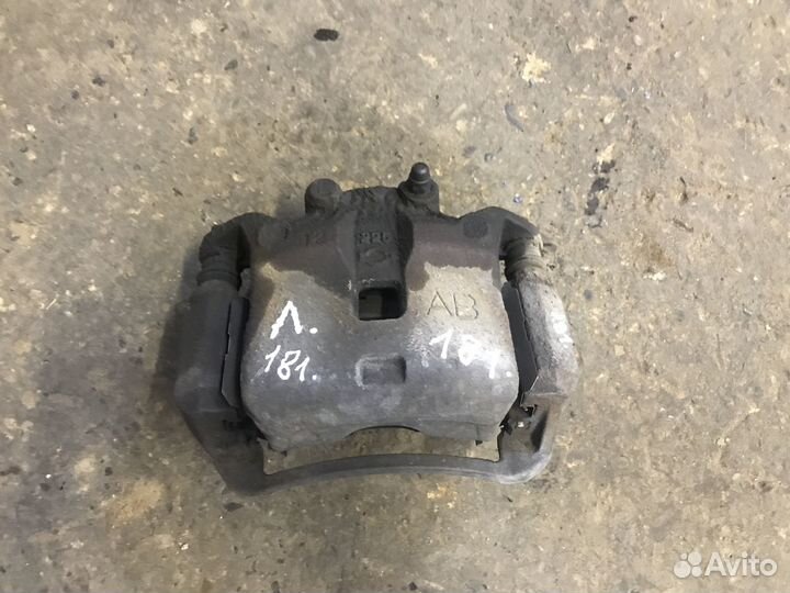 Суппорт передний левый Nissan Maxima A33