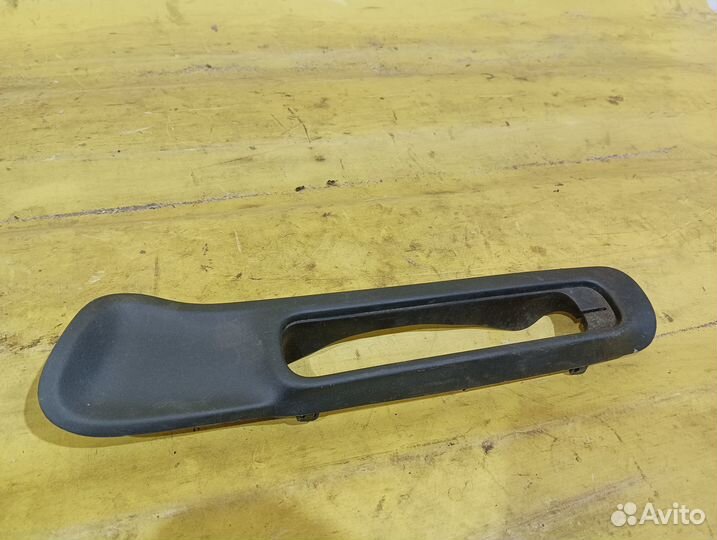 Накладка на рычаг стояночного тормоза Nissan Juke