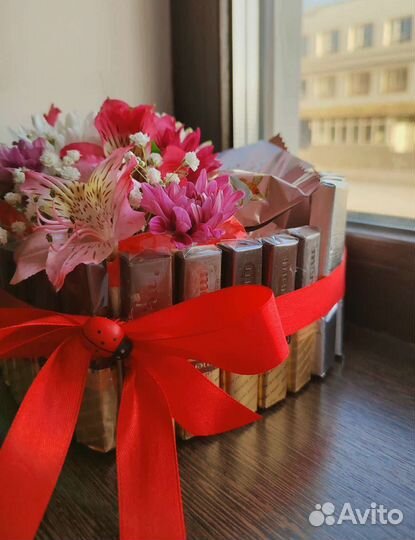 Букет с цветами и сладостями