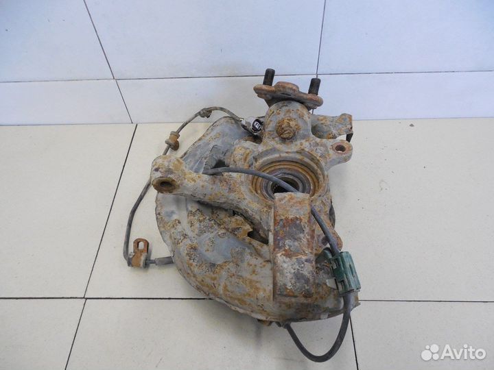 Кулак поворотный передний правый Avensis I 1997-20