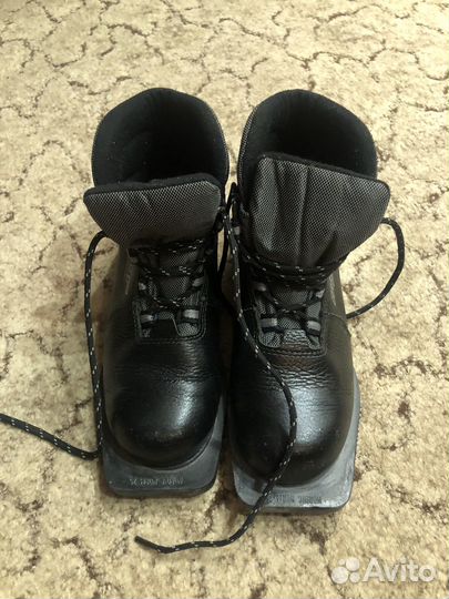 Лыжные ботинки 36-37 размер и лыжи с палками