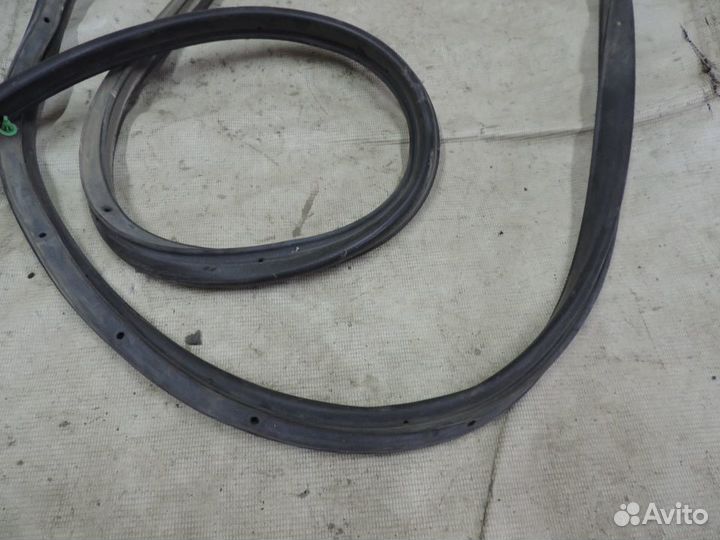 Уплотнитель двери задний правый Toyota Platz 1999