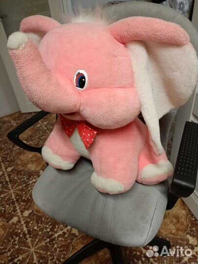 Большой розовый плюшевый слон