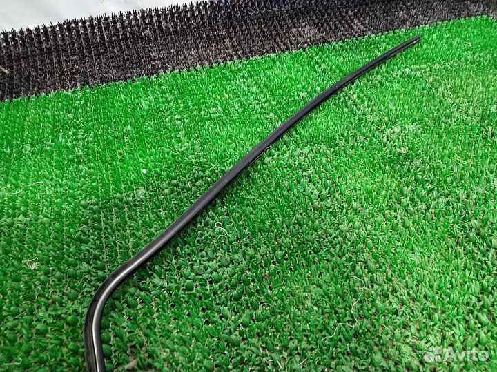 Молдинг стекла лобового Mitsubishi pajero IV