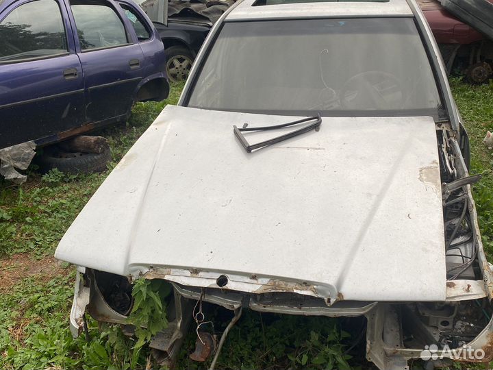 Капот на mercedes 124