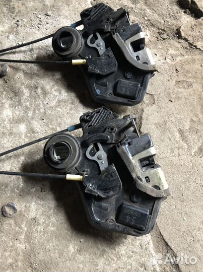Замок двери задний левый Сузуки Гранд Витара 3