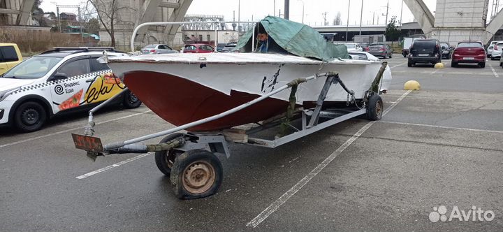 Моторное судно катер волга