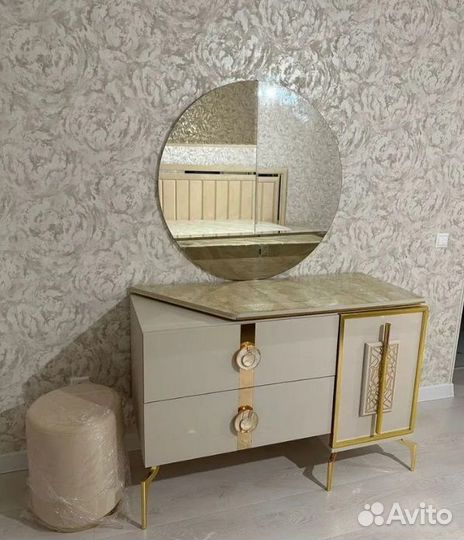 Кровать с туалетным столиком