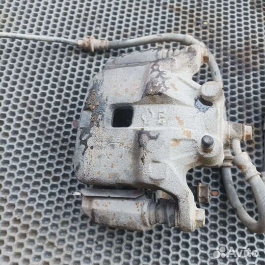 Суппорт передний левый Nissan Maxima A33