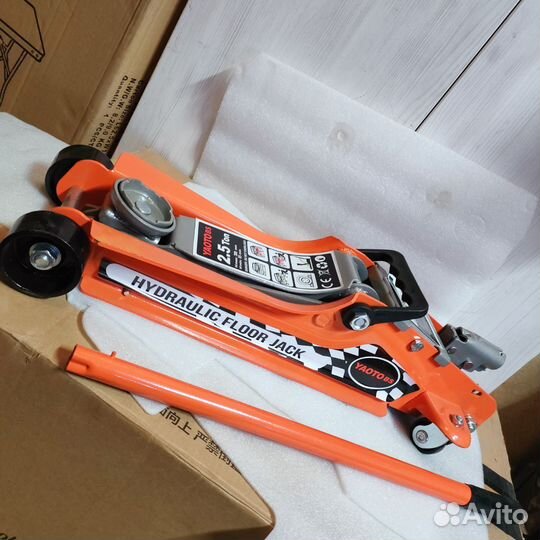 Домкрат подкатной 2.5т