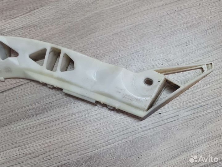 Направляющая бампера задняя правая mazda 3 bk сед