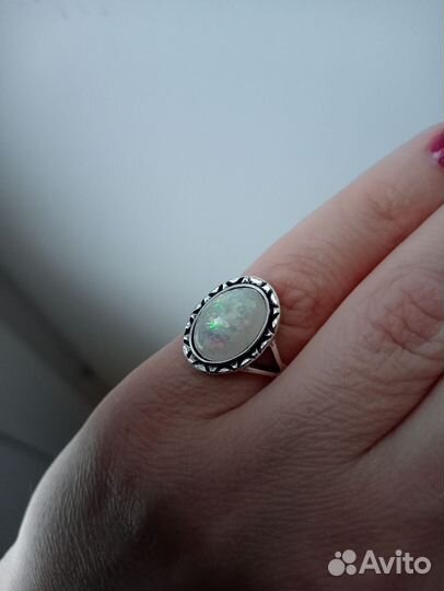 Кольцо с камнем опал