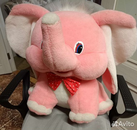 Большой розовый плюшевый слон