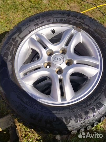 Goodyear UltraGrip 215/65 R16