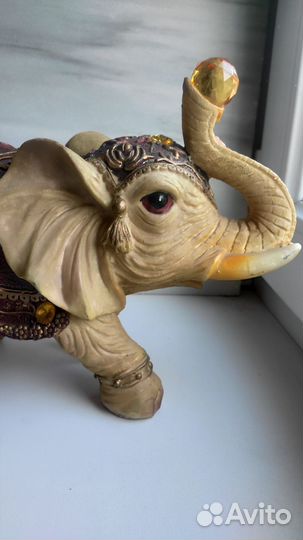 Крупная статуэтка слон, украшенная камнями