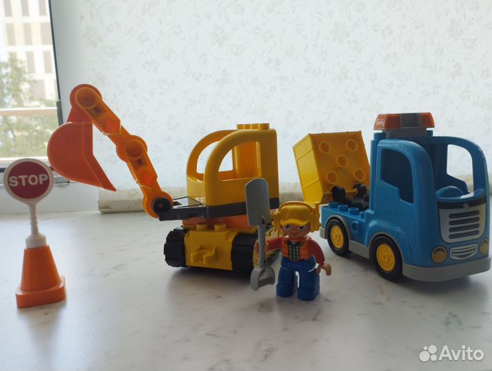 Лего дупло. Грузовик и гусеничный экскаватор