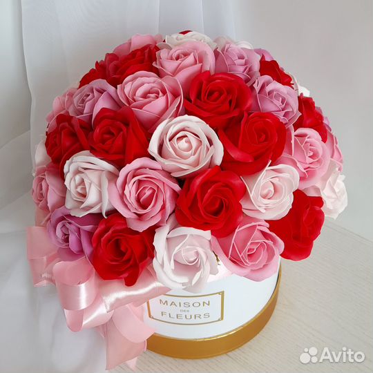 Букет в шляпной коробке из мыльных цветов