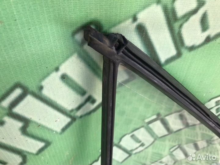 Форточка двери задняя правая Mercedes-Benz 190E