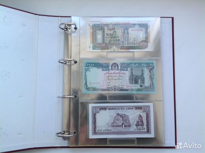Набор иностранных банкнот в альбоме 70 шт