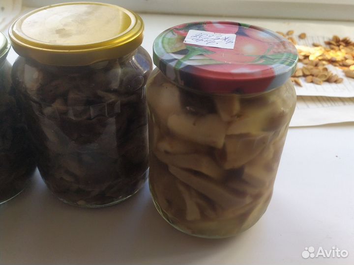 Грибы опята маринованные, грузди