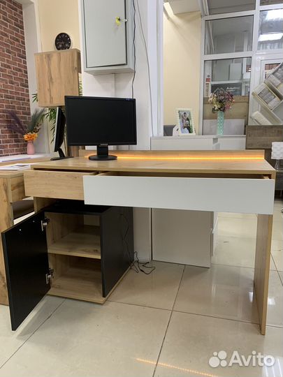 Письменный стол