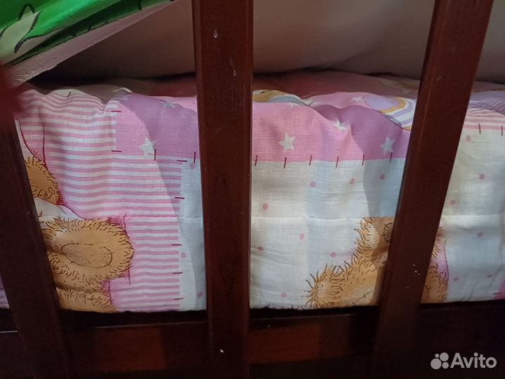 Детская кроватка с маятником и ящиком