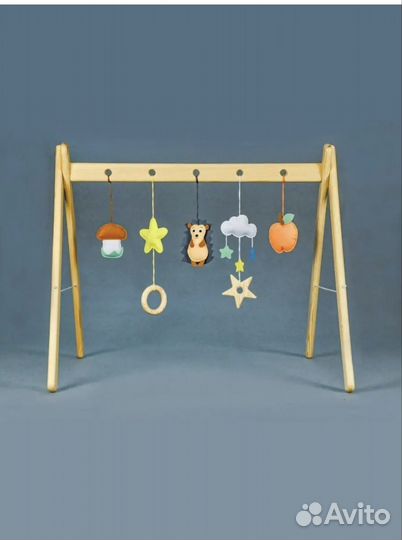 Мобиль деревянный с игрушками из фетра
