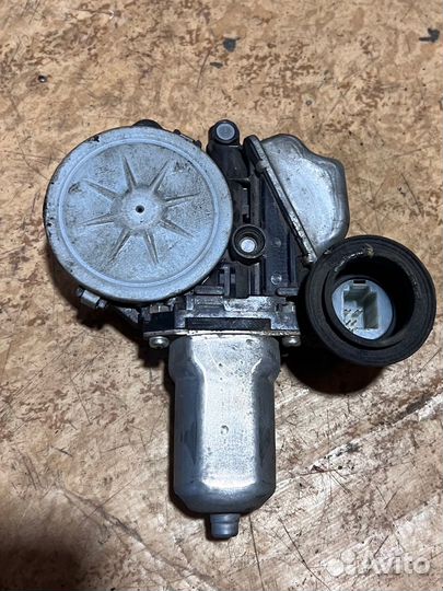 Моторчик стеклоподъемника Тойота Хайландер 3