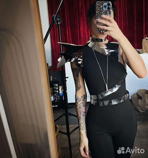 Футуристический серебряный костюм для фотосессии